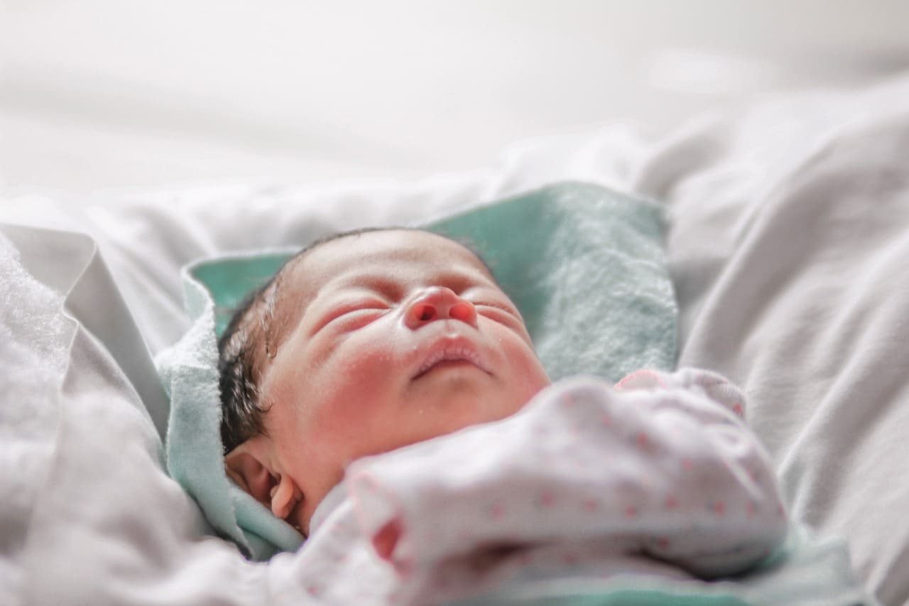 bebe vistiendo su ropita